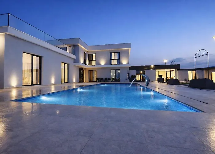 Elite Mansion Tirana - Heated Pool & Spa - 9Br Pezë e Vogël zdjęcie
